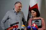 Белорусские оппозиционеры Сергей и Светлана Тихановские во время пресс-конференции после освобождения Сергея из тюрьмы, Вильнюс, Литва, 22 июня 2025 года