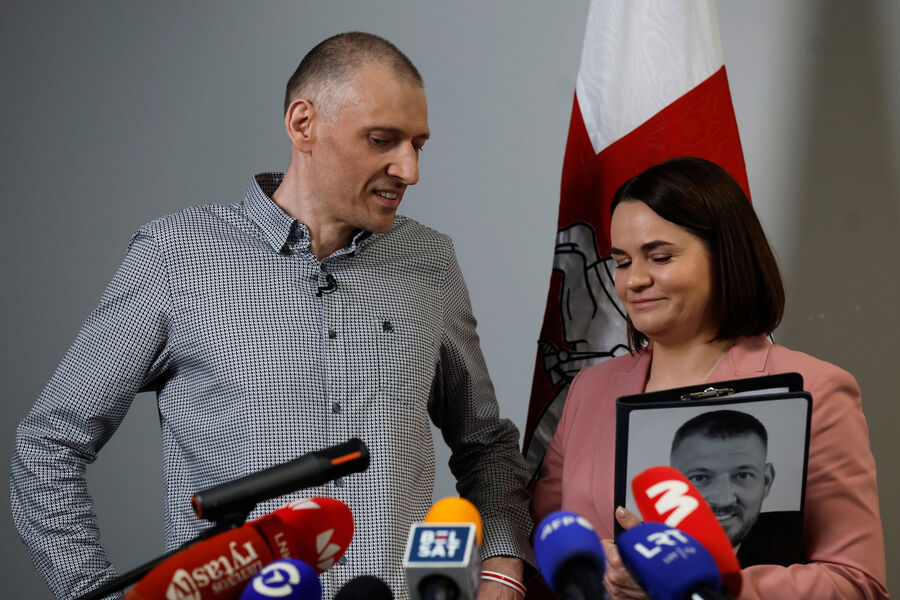 Белорусские оппозиционеры Сергей и Светлана Тихановские во время пресс-конференции после освобождения Сергея из&nbsp;тюрьмы, Вильнюс, Литва, 22&nbsp;июня 2025&nbsp;года