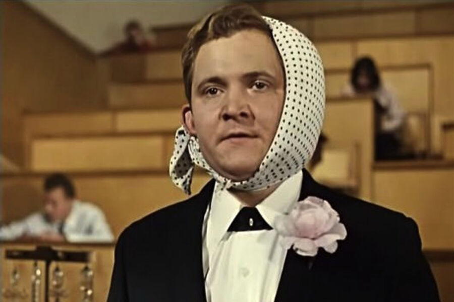<b>&laquo;Операция «Ы» и другие приключения Шурика&raquo; (1965)</b>
<br><br>
Эпизодическая роль в&nbsp;комедии Леонида Гайдая сделала Павлова не просто известным среди современников, но легендой отечественного кинематографа &mdash; настолько глубоко в&nbsp;наш культурный код вошла и сама лента, и конкретная сцена c хитрым студентом-бездельником. В&nbsp;проект он попал во многом из-за борцовского прошлого: в&nbsp;юности будущий актер неудачно прокатился по&nbsp;ковру после падения, заработав серьезную травму уха. Павлов из-за своей приобретенной лопоухости сначала комплексовал, но с&nbsp;годами именно она стала его фирменной визуальной фишкой.
