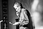 Поэт Евгений Евтушенко отвечает на записки из зала, 1967 год