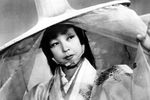 Вышедший ровно в середине столетия фильм Куросавы <b>«Расемон» (1950)</b> разделил историю мирового кинематографа на «до» и «после». Показанное в нем непреодолимое противоречие между показаниями четырех свидетелей одного и того же убийства стало не только метафорой утраты людьми взаимопонимания, но и отразило распространившийся после войны моральный релятивизм. Идея отсутствия истины, непривычная манера актерской игры и предвосхитившие бум на японские хорроры элементы восточной мистики не только открыли японскому кино дорогу на Запад, но и стали бездонным источником вдохновения для всех последующих поколений американских и европейских режиссеров.
