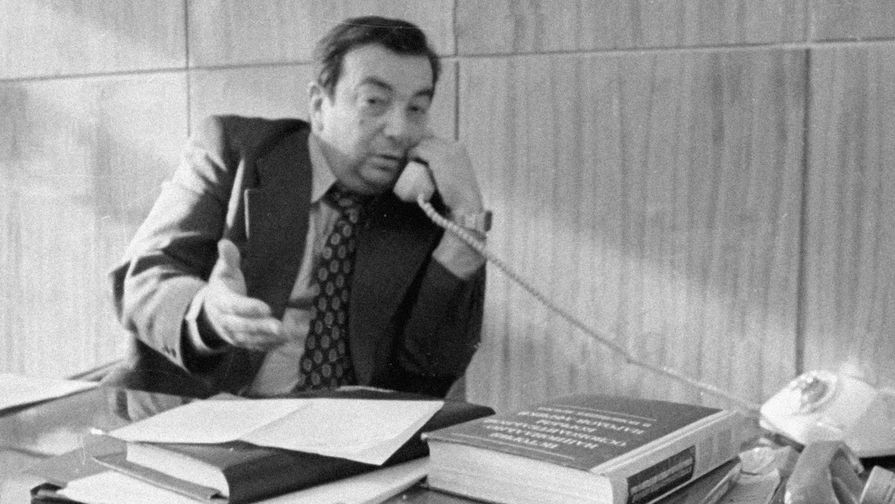 Директор института востоковедения АН СССР академик Евгений Примаков в рабочем кабинете, 1979 год