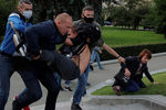 Во время несанкционированной акции оппозиции в поддержку экс-кандидата в президенты Белоруссии Виктора Бабарико в центре Минска, 14 июля 2020 года