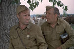 <b>«Они сражались за&nbsp;Родину», 1975&nbsp;г., реж. Сергей Бондарчук </b>
<br><br>Чтобы вжиться в&nbsp;роли, актеры в&nbsp;период съемочного процесса все время носили военную форму, держали выправку и даже рыли окопы, готовя площадку к&nbsp;съемкам.
<br><br>«Через два дня я уже подбирал на&nbsp;«Мосфильме» солдатское обмундирование для&nbsp;моего Некрасова. Надел грубое белье, гимнастерку, брюки, сапоги, затянул себя ремнем, примерил пилотку и в&nbsp;таком виде подошел к&nbsp;зеркалу. На&nbsp;секунду мне стало жутко &ndash; из&nbsp;зеркала смотрел пожилой солдат. Выгоревшая гимнастерка, стоптанные сапоги заставили вспомнить забытые годы фронтовой жизни, землянки, окопы, бомбежки, голод и тоску тех тяжелых лет».