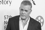 <b>Рэй Лиотта (18 декабря 1954 — 26 мая 2022)</b> — американский актер кино и озвучивания. Наиболее известен по таким фильмам, как «Славные парни» (1990), «Кокаин» (2001), «Ганнибал» (2001), «Револьвер» (2005) и «Ограбление казино» (2012). Также известен по озвучиванию Томми Версетти — главного героя игры Grand Theft Auto: Vice City (2002)
