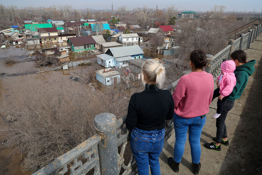 Люди смотрят на&nbsp;подтопленные дома в&nbsp;микрорайоне Ситцовка в&nbsp;Оренбурге, 10&nbsp;апреля 2024&nbsp;года