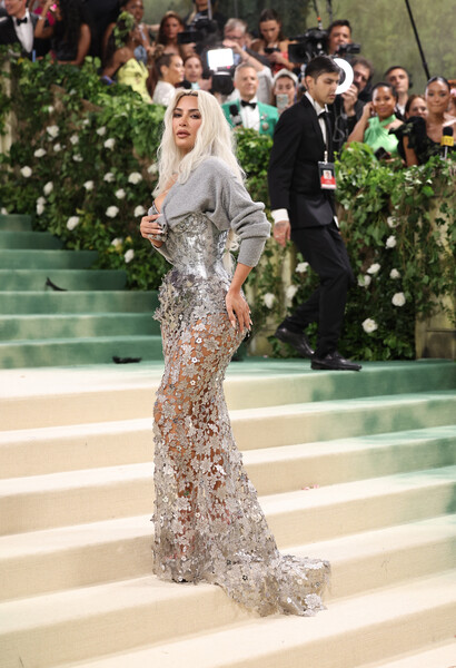 Ким Кардашьян выбрала для&nbsp;Met Gala серебристый наряд Maison Margiela, представлявший собой беспощадно узкий кружевной корсет и прозрачный низ, расшитый цветами.