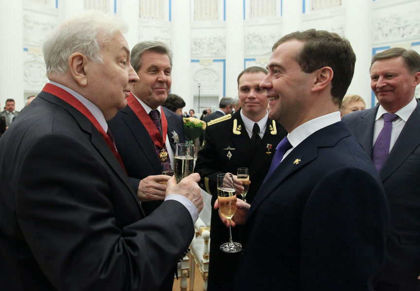 Михаил Державин и Дмитрий Медведев на&nbsp;церемонии вручения государственных наград в&nbsp;Екатерининском зале Кремля, 2012&nbsp;год