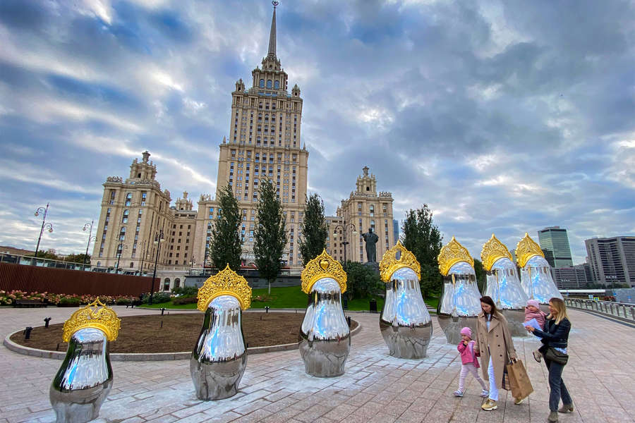 Зеркальные матрешки в&nbsp;золотых кокошниках напротив гостиницы &laquo;Украина&raquo; в&nbsp;Москве, 2021&nbsp;год
