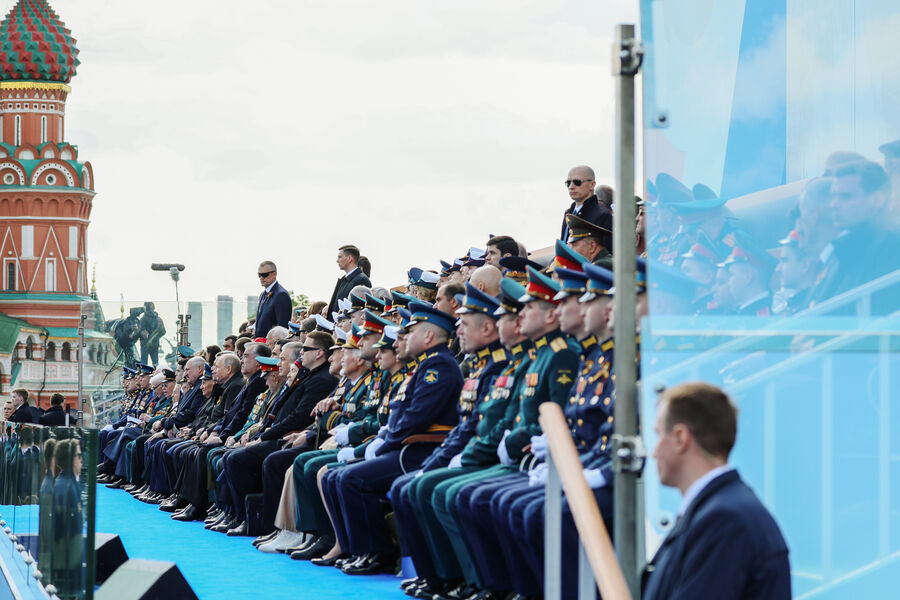 Президент РФ Владимир Путин и гости на&nbsp;трибуне на&nbsp;Красной площади во время парада в&nbsp;Москве, посвященного 78-й годовщине Победы в&nbsp;Великой Отечественной войне