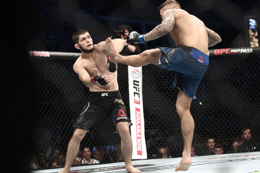 Чемпион UFC в&nbsp;легком весе Хабиб Нурмагомедов и временный чемпион UFC в&nbsp;легком весе Дастин Порье (слева направо) во время поединка за&nbsp;звание чемпиона UFC в&nbsp;легком весе на&nbsp;турнире UFC 242&nbsp;по&nbsp;смешанным единоборствам на&nbsp;стадионе The Arena в&nbsp;Абу-Даби, 2019&nbsp;год