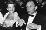 Фрэнк и Нэнси Синатра на премьере фильма «Не как чужой», 1955 год