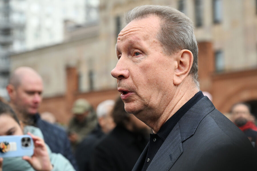 Директор Федеральной службы войск национальной гвардии РФ&nbsp;- главнокомандующий войсками национальной гвардии РФ (Росгвардии) Виктор Золотов на&nbsp;церемонии прощания с&nbsp;режиссером и телеведущим Тиграном Кеосаяном в&nbsp;армянской церкви Святого креста в&nbsp;Москве, 28&nbsp;сентября 2025&nbsp;года