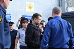 Футболист Павел Мамаев у КПП исправительной колонии №4 города Алексеевка Белгородской области после освобождения, 17 сентября 2019 года