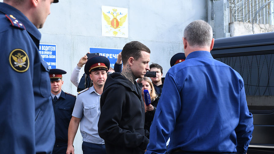 Футболист Павел Мамаев у КПП исправительной колонии №4 города Алексеевка Белгородской области после освобождения, 17 сентября 2019 года