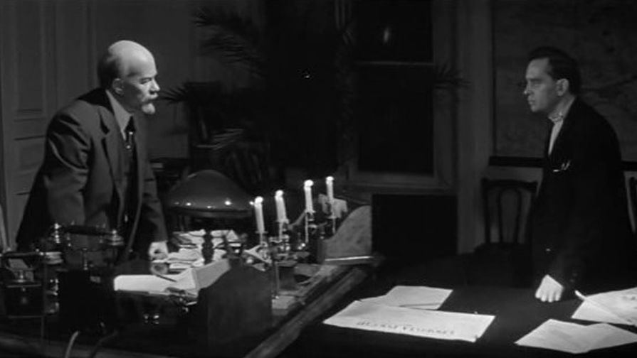 Кадр из фильма «Шестое июля» (1968). Режиссер Юлий Карасик.
В роли Ленина — актер Юрий Каюров