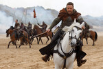 <b>«Робин Гуд» (2010)</b>
<br><br>
Снявшись в одноименном фильме, Рассел Кроу стал самым возрастным Робин Гудом в истории Голливуда – на момент премьеры актеру исполнилось 46 лет. После выхода картины в прокат Кроу признался, что закончил работу над фильмом с двумя сломанными ногами: «Ни гипса, ни шин, ни обезболивающих, просто продолжал работать, и со временем они зажили сами собой. Все ради искусства».
