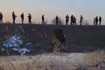 Местные жители на месте прорыва дамбы в Орске, 5 апреля 2024 года