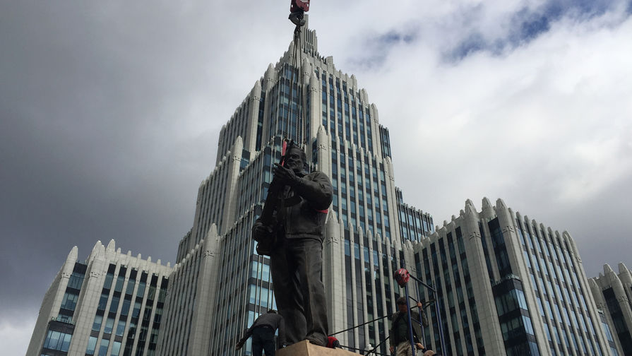 Установка памятника Михаилу Калашникову в Москве, 16 сентября 2017 года