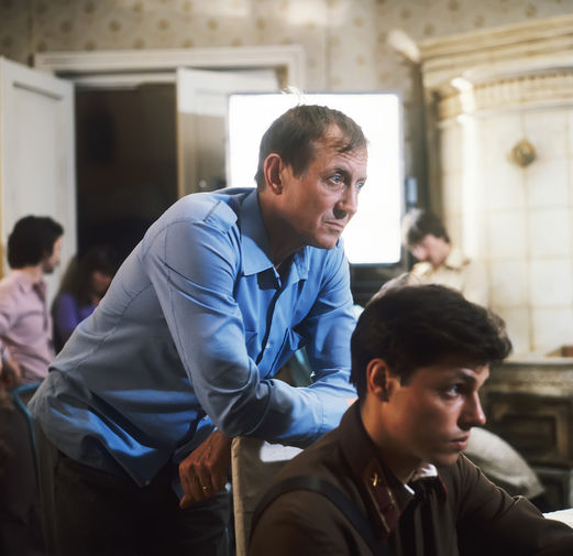 Поэт и режиссер Евгений Евтушенко (слева) и Игорь Скляр во время съемок фильма «Детский сад» на киностудии «Мосфильм», 1983 год