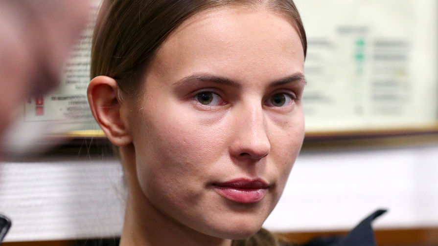 Девушка экс-министра Открытого правительства России Михаила Абызова Валентина Григорьева в Басманном суде, 27 марта 2019 года