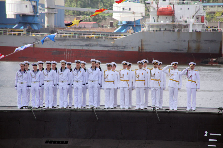Офицеры и матросы на&nbsp;борту подводной лодки на&nbsp;параде в&nbsp;честь Дня Военно-морского флота в&nbsp;бухте Золотой Рог во Владивосток, 25&nbsp;июля 2021&nbsp;года