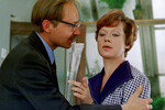 <b>«Служебный роман», Эльдар Рязанов (1977)</b>
<br><br>
Визитная карточка Фрейндлих — роль неприметной и одинокой директрисы статистического учреждения Людмилы Прокофьевны Калугиной по прозвищу Мымра в двухсерийном фильме «Служебный роман». Робкому сотруднику Новосельцеву (Андрей Мягков) советуют приударить за строгой начальницей, чтобы получить вакантное место заведующего отделом. А секретарша Калугиной Верочка (Лия Ахеджакова) учит ее женственности: «В женщине должна быть загадка! Головка чуть-чуть приподнята, глаза немножко опущены, здесь все свободно, плечи откинуты назад».
<br><br>
Фильм был снят киностудией «Мосфильм» в 1977 году по пьесе «Сослуживцы», написанной Эльдаром Рязановым и Эмилем Брагинским всего за месяц. В 1978 году «Служебный роман» стал лидером проката — тогда его посмотрели более 58 млн зрителей. По опросу журнала «Советский экран» картина стала лучшим фильмом года, а Фрейндлих и Мягков — лучшими актерами года.
