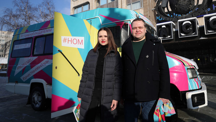 Руководитель исполнительного комитета движения &laquo;Корпус &laquo;За чистые выборы&raquo; Алена Булгакова и координатор по&nbsp;взаимодействию с&nbsp;партнерами Ассоциации наблюдателей &laquo;Национальный общественный мониторинг&raquo; Роман Коломойцев после пресс-конференции, посвященной старту Всероссийской акции &laquo;Экспедиция НОМ&raquo; (Национального общественного мониторинга) в&nbsp;Москве, 1 февраля 2018 года