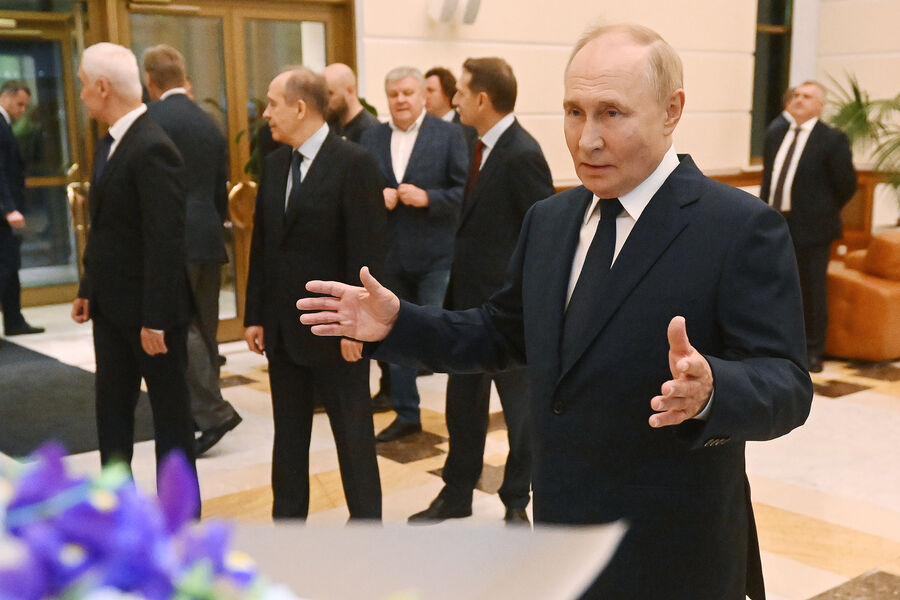 Президент РФ Владимир Путин во время встречи в&nbsp;аэропорту Внуково граждан России, которые были освобождены в&nbsp;результате обмена. В&nbsp;Анкаре состоялся обмен 26&nbsp;заключенными, содержавшимися в&nbsp;тюрьмах в&nbsp;семи разных странах (США, ФРГ, Польши, Словении, Норвегии, России и Белоруссии). Десять обменянных, в&nbsp;том числе двое несовершеннолетних, отправлены в&nbsp;Россию, 13 &mdash; в&nbsp;Германию, трое &mdash; в&nbsp;США. Среди отправленных в&nbsp;Россию &mdash; семейная пара Артем и Анна Дульцевы, Вадим Красиков, Павел Рубцов, Михаил Микушин, Роман Селезнев, Владислав Клюшин, Вадим Конощенок.
<br>
<br>Москва, Россия. 1&nbsp;августа 2024&nbsp;года.