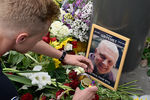 Цветы на месте гибели журналиста Павла Шеремета в Киеве