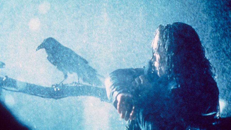 Кадр из фильма «Ворон» (1994)