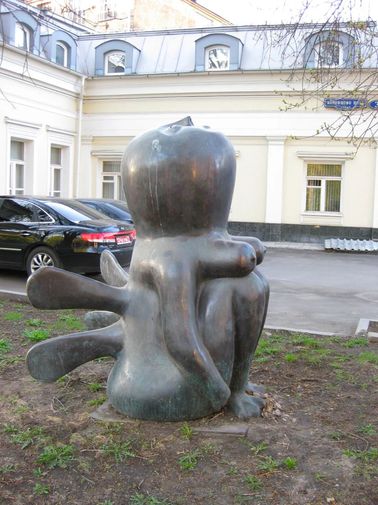 Эта скульптура была установлена в&nbsp;Москве, во дворе дома №3, строение 2 по&nbsp;улице Воронцово Поле, который занимал культурный центр Республики Корея. В&nbsp;народе получила название &laquo;Пчела Майя&raquo;. Сейчас местонахождение скульптуры неизвестно