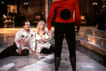 <b>«Смерть ей к лицу» (1992)</b>
<br><br>
На этот раз Брюсу Уиллису представилась возможность отдохнуть от амплуа героя боевиков и проявить себя в качестве блестящего комедийного актера. В картине Роберта Земекиса он сыграл пластического хирурга Эрнеста Менвилла. Когда-то он был помолвлен с писательницей Хелен Шарп, но бросил ее ради подруги-актрисы девушки – Мэдлин Эштон. Через семь лет Мэдлин в депрессии, Эрнест спился и теперь реконструирует трупы в морге, зато Хелен цветет — потому что у нее есть один секрет.
<br>
Роль Брюса Уиллиса в проекте — второстепенная, он призван оттенить блестящий дуэт Мэрил Стрип (Мэдлин) и Голди Хоун (Хелен), а также спецэффекты, на которых построена картина. Однако здесь Брюс, наконец, не в майке-алкоголичке и без пистолета.
