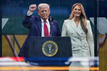 Президент США Дональд Трамп и первая леди США Мелания Трамп на военном параде в честь 250-летия армии США в Вашингтоне, 14 июня 2025 года
