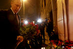 Президент России Владимир Путин во время возложения цветов около станции «Технологический институт» в Санкт-Петербурге после взрыва в вагоне метро, 3 апреля 2017 года