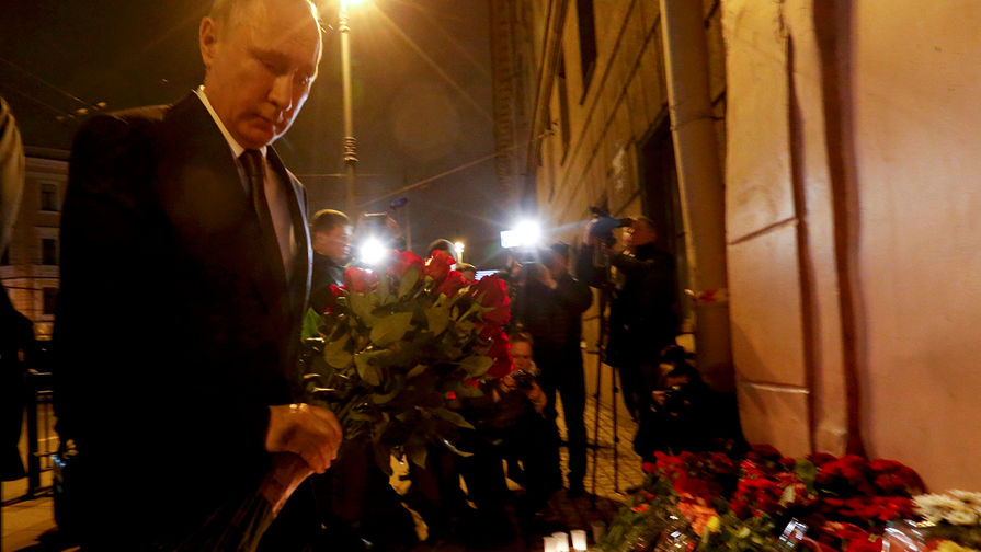 Президент России Владимир Путин во время возложения цветов около&nbsp;станции &laquo;Технологический институт&raquo; в&nbsp;Санкт-Петербурге после взрыва в&nbsp;вагоне метро, 3&nbsp;апреля 2017&nbsp;года