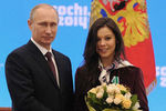 Президент России Владимир Путин и бронзовый призер Олимпийских игр в фигурном катании Елена Ильиных во время церемонии награждения российских призеров XXII зимних Олимпийских игр, 2014 год
