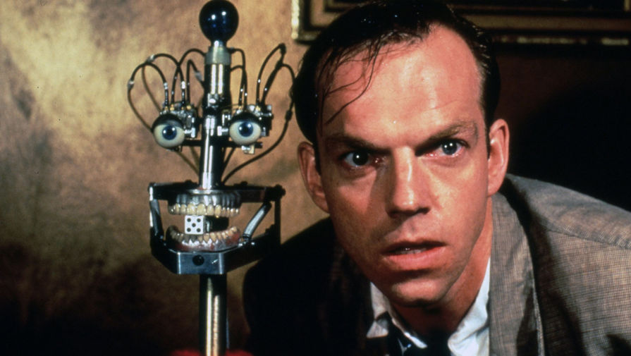 Хьюго Уивинг а фильме «Мошенники» (1992)