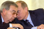 Президент России Владимир Путин (справа) и президент Торгово-промышленной палаты РФ Евгений Примаков на XIV съезде Российского союза промышленников и предпринимателей, 2004 год