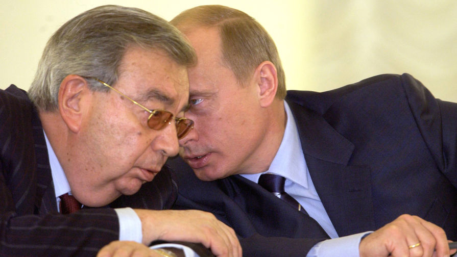 Президент России Владимир Путин (справа) и президент Торгово-промышленной палаты РФ Евгений Примаков на XIV съезде Российского союза промышленников и предпринимателей, 2004 год