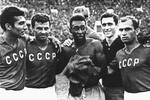 Пеле (в центре) и советские футболисты: нападающий Михаил Шалвович Месхи (справа) и полузащитник Георгий Владимирович Сичинава (второй справа) после товарищеского матча по футболу между сборными СССР и Бразилии на Центральном стадионе им.В.И.Ленина в Москве, 1965 год