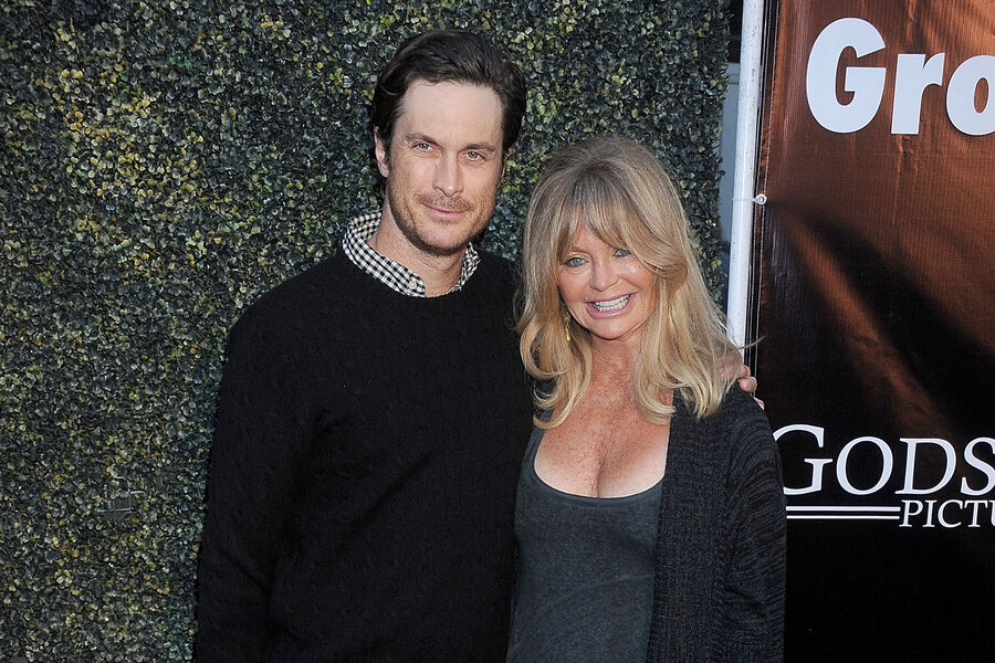 Актриса Голди Хоун и ее сын Оливер Хадсон во время премьеры фильма «Там, где растет надежда» в&nbsp;кинотеатре ArcLight Cinemas в&nbsp;Голливуде, Калифорния, 4&nbsp;мая 2015&nbsp;года 