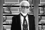 <b>Карл Лагерфельд (10 сентября 1933 – 19 февраля 2019) </b> Модельер, фотограф, коллекционер и издатель. На протяжении своей жизни был бессменным главным модельером итальянского дома моды Fendi (с 1965) и французского Chanel (с 1983). Главная его заслуга – «оживление» дома Chanel, который Лагерфельд возглавил в начале 80-х. Благодаря новому креативному директору бренд, который начинали потихоньку забывать, стал практически символом Франции, а Лагерфельд с его неизменными солнцезащитными очкам и длинными волосами, собранными в хвост – французским национальным героем