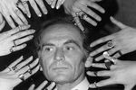 Французский модельер Пьер Карден во время показа коллекции ювелирных украшений в Париже, 1969 год