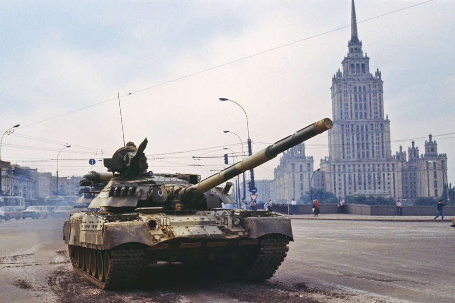 Военная техника на&nbsp;улицах Москвы во время попытки государственного переворота. На&nbsp;заднем плане здание гостиницы &laquo;Украина&raquo;, август 1991&nbsp;года