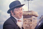 <b>«Автомобиль, скрипка и собака Клякса» (1974)</b>
<br><br>
Герои музыкальной комедии Ролана Быкова — школьники, их друзья и родственники, а также черная собака по кличке Клякса, из которой один мечтательный мальчик по имени Кузя пытается сделать зебру с помощью зубной пасты. Переживания и фантазии детей сопровождает импровизированный ансамбль, музыкантов которого в фильме сыграли Олег Анофриев, Ролан Быков, Георгий Вицин, Зиновий Гердт, Михаил Козаков, Спартак Мишулин и другие звезды советского кинематографа.
