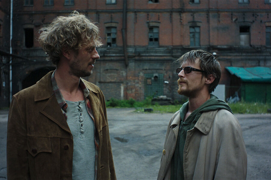 <b>“Преступление и наказание” (2024)</b>
<br><br>
Редкая классическая роль (хотя тут тоже – как посмотреть) в запасе Янковского, адаптация романа Федора Достоевского «Преступление и наказание» режиссера Владимира Мирзоева. События знаменитого произведения о зарубленной старухе и моральном выборе перенесены в слегка мистический Петербург XXI века. Студент Родион Раскольников (Янковский) нападает на микрокредиторшу и оказывается в центре следственных действий.