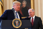 Президент США Дональд Трамп и генпрокурор Джефф Сешнс в Овальном кабинете Белого дома в Вашингтоне, 9 февраля 2017 года