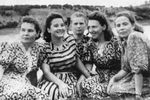 Валентина Терешкова (в центре) с подругами, 1956 год