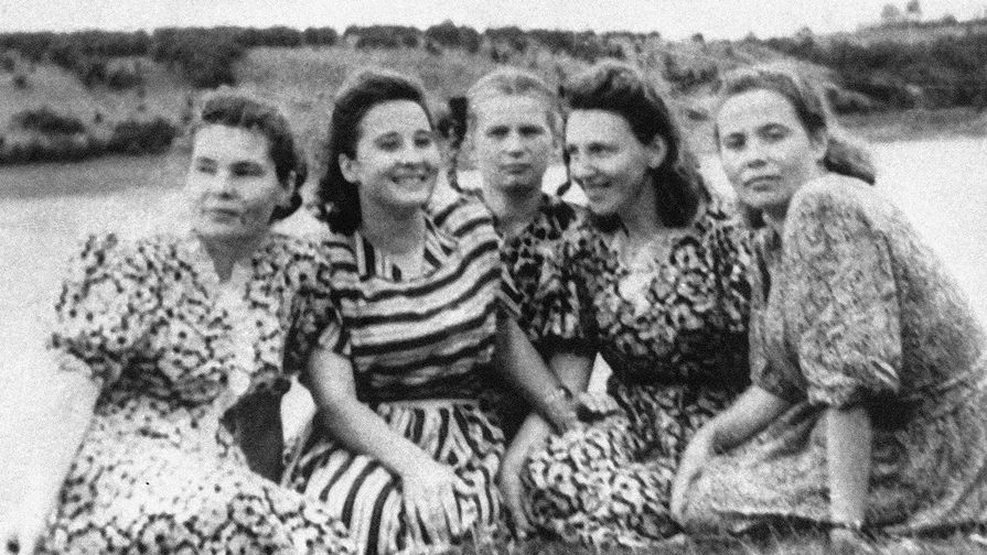 Валентина Терешкова (в центре) с&nbsp;подругами, 1956&nbsp;год